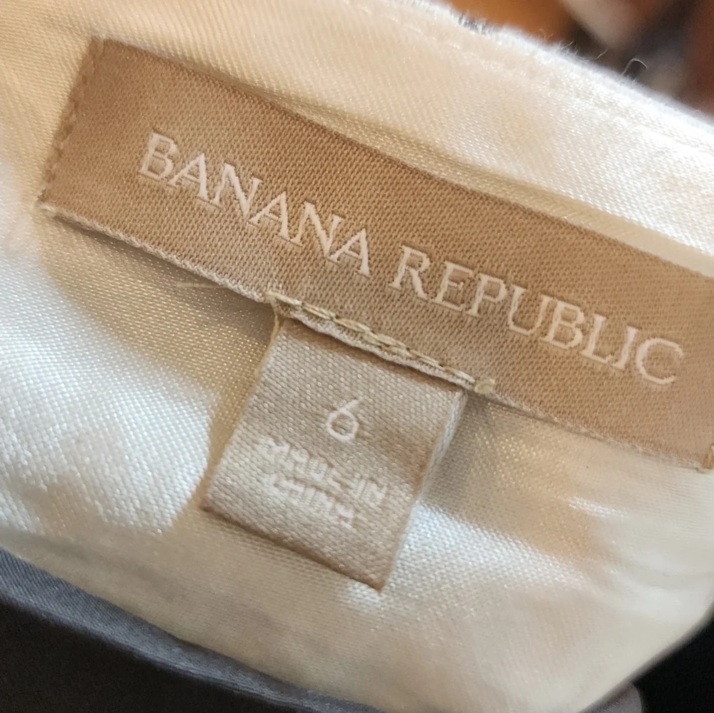 Banana Republic grey floral pencil skirt. Women's‎ size 6